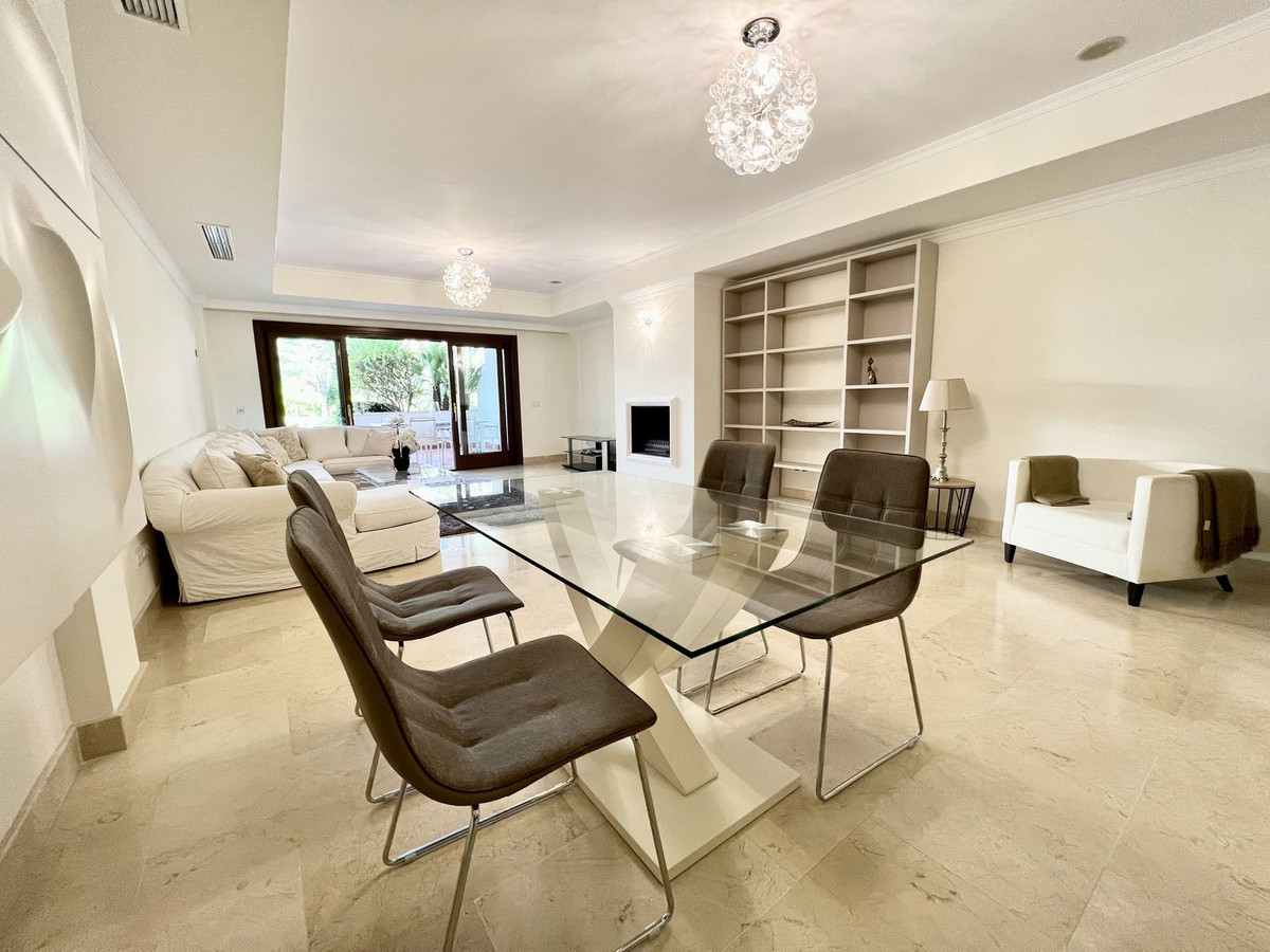 2 Bed Apartment for sale in The Golden Mile Costa Del Sol, Málaga, Spain