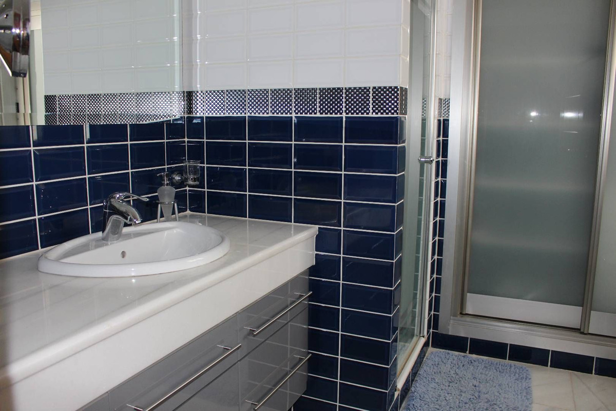 Se vende Apartamento Planta Media de 3 dormitorios en Costa Del Sol, Málaga, España