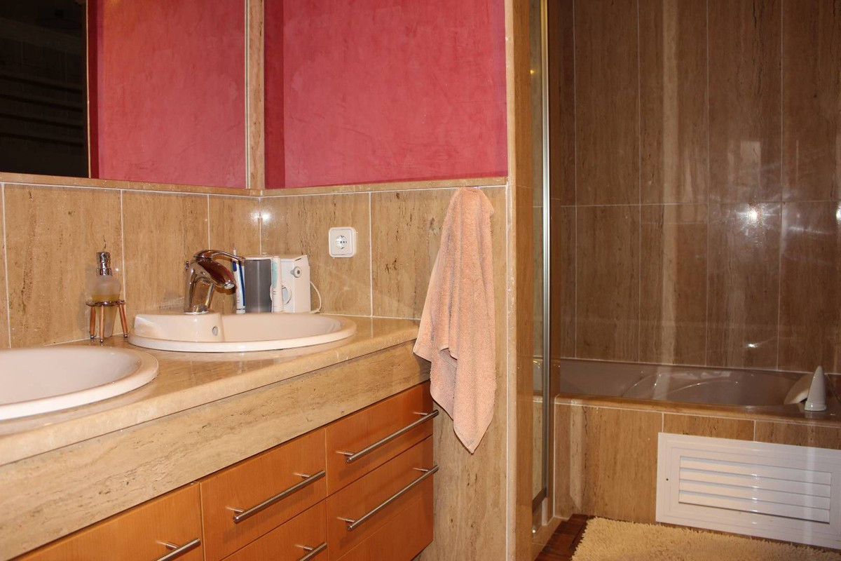 Se vende Apartamento Planta Media de 3 dormitorios en Costa Del Sol, Málaga, España