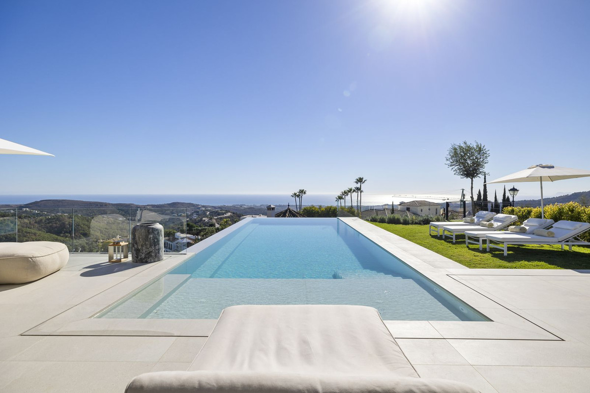 6 Bed Townhouse for sale in Benahavís Costa Del Sol, Málaga, Spain