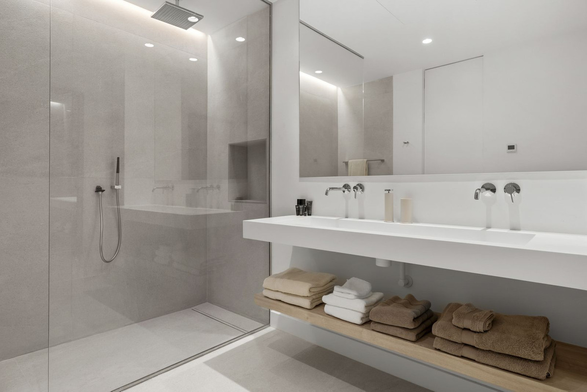 6 Bed Townhouse for sale in Benahavís Costa Del Sol, Málaga, Spain