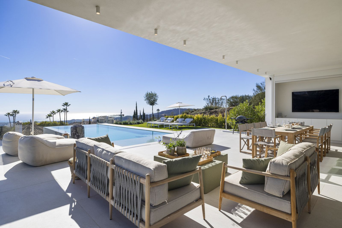 6 Bed Townhouse for sale in Benahavís Costa Del Sol, Málaga, Spain
