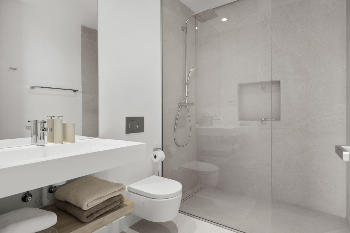 6 Bed Townhouse for sale in Benahavís Costa Del Sol, Málaga, Spain