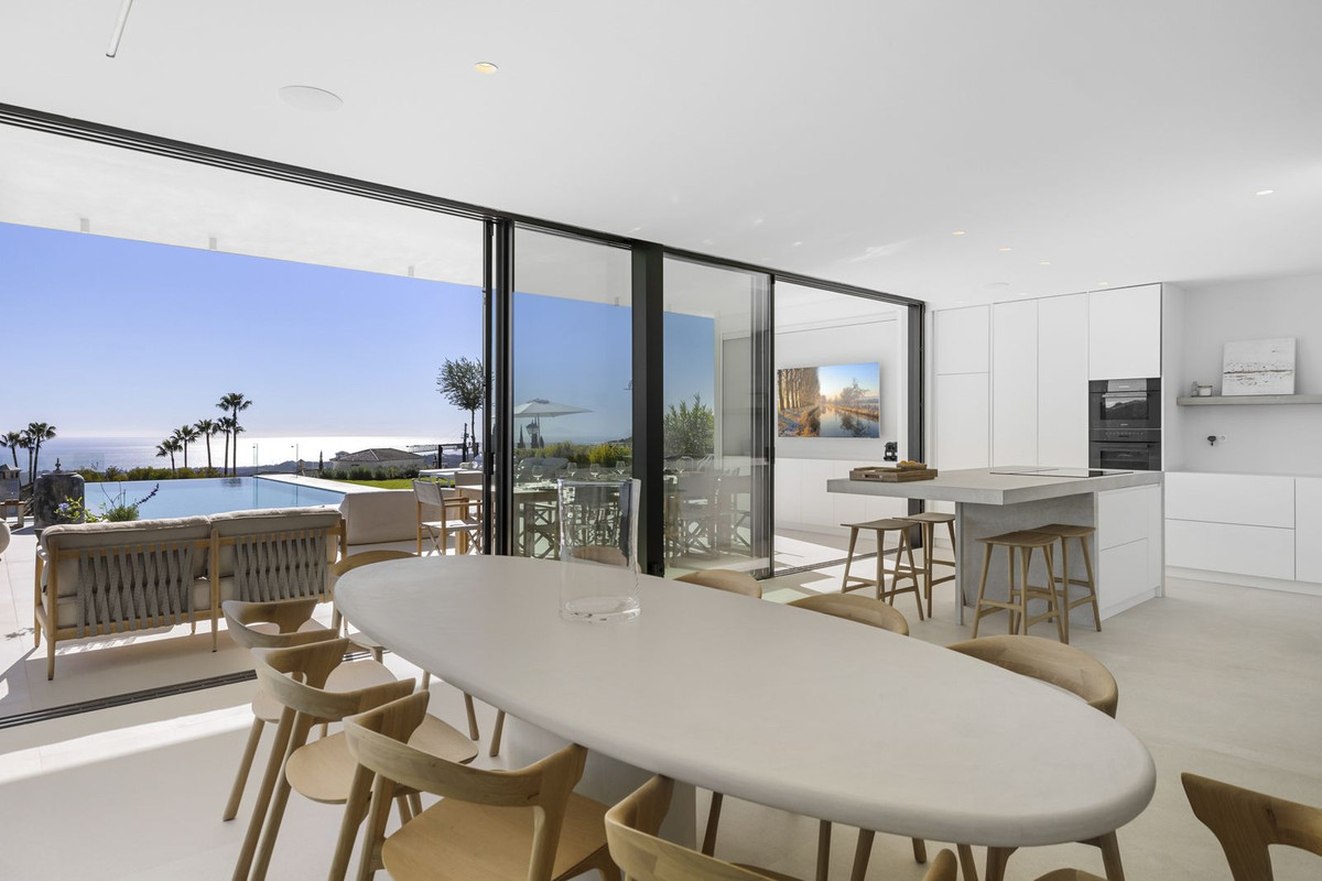 6 Bed Townhouse for sale in Benahavís Costa Del Sol, Málaga, Spain