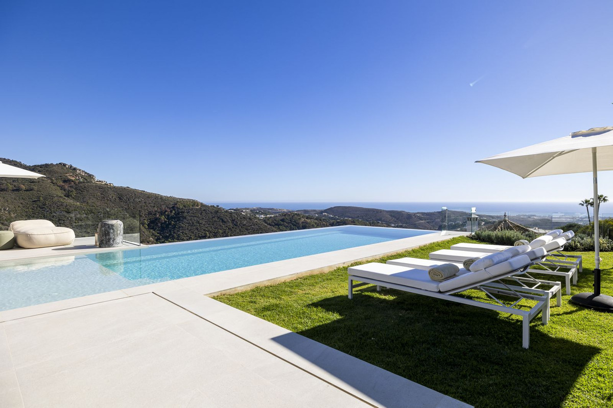 6 Bed Townhouse for sale in Benahavís Costa Del Sol, Málaga, Spain