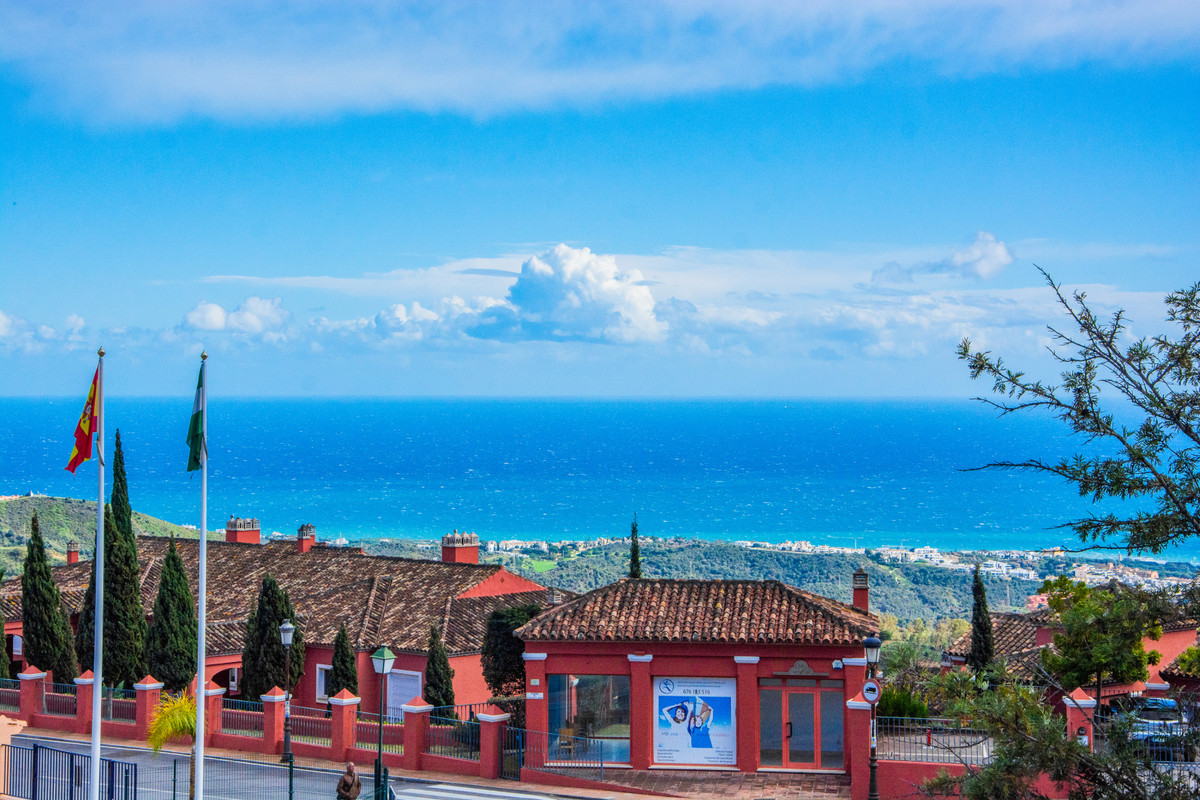 3 Bed Apartment for sale in La Mairena Costa Del Sol, Málaga, Spain