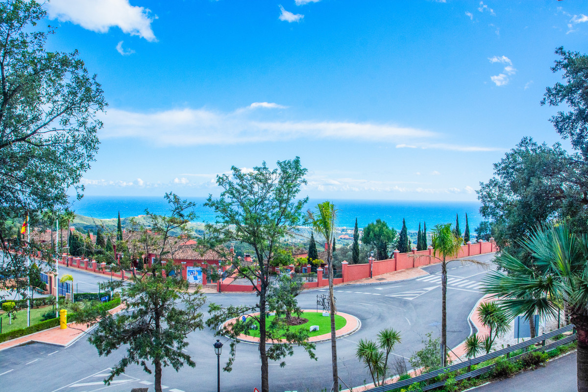 3 Bed Apartment for sale in La Mairena Costa Del Sol, Málaga, Spain