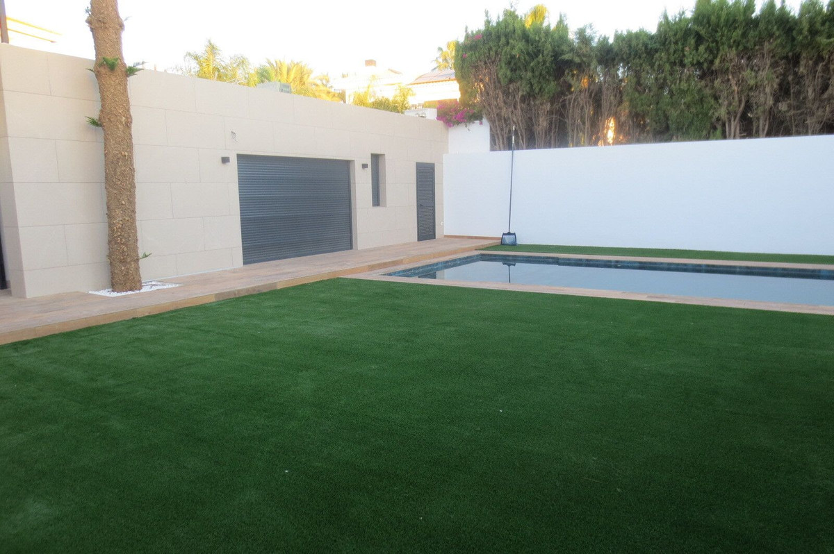 Se vende Villa - Chalet de 4 dormitorios en Costa Del Sol, Málaga, España