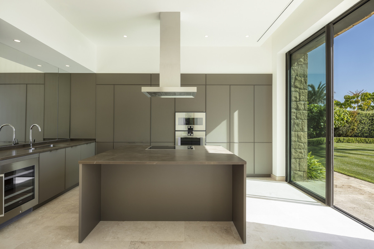 5 Bed Townhouse for sale in Casares Costa Del Sol, Málaga, Spain