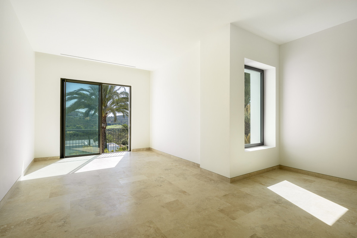 5 Bed Townhouse for sale in Casares Costa Del Sol, Málaga, Spain