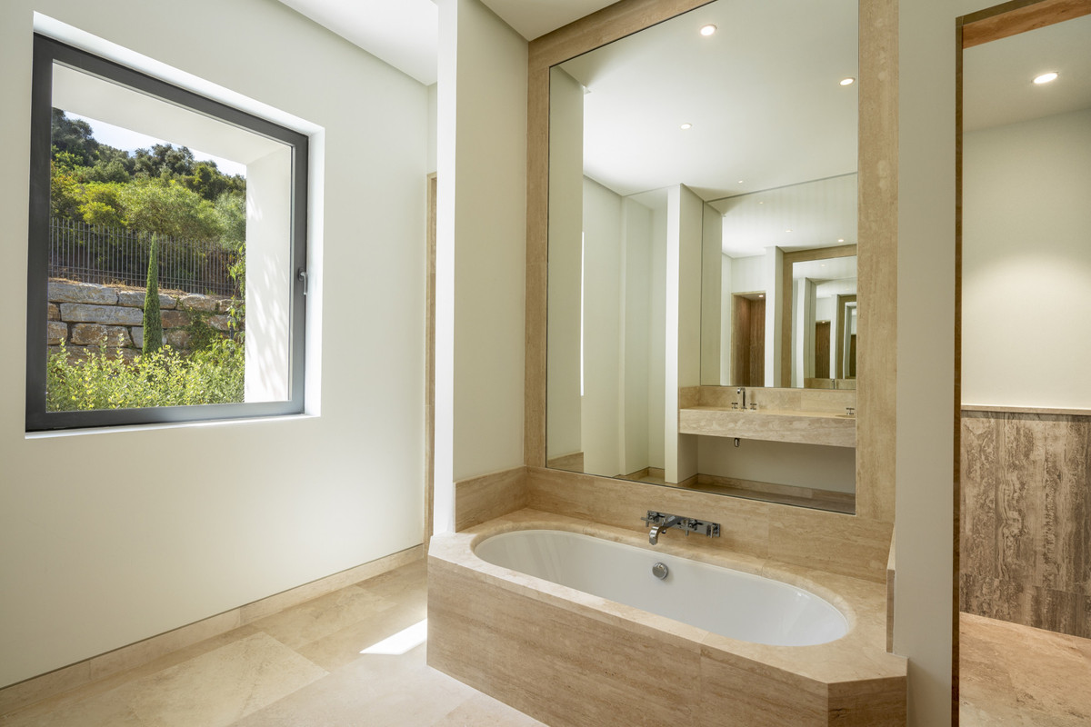 5 Bed Townhouse for sale in Casares Costa Del Sol, Málaga, Spain