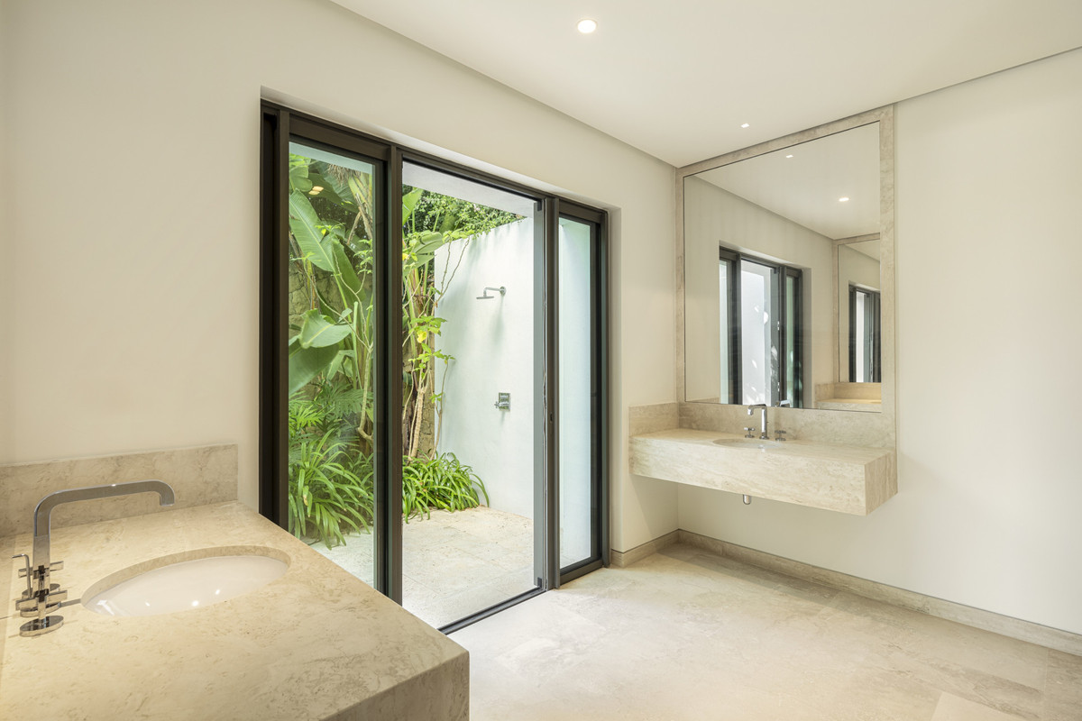 5 Bed Townhouse for sale in Casares Costa Del Sol, Málaga, Spain