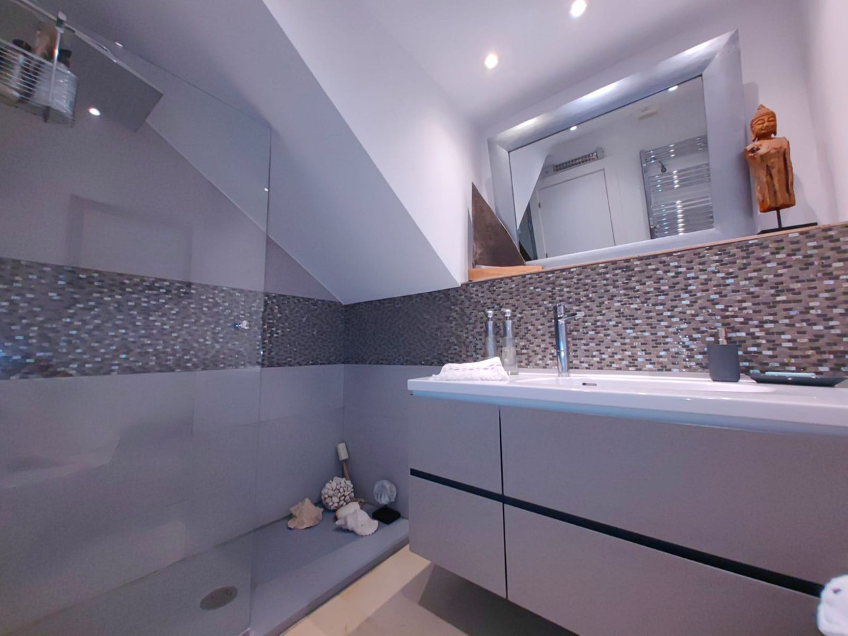 3 Bed Apartment for sale in Estepona Costa Del Sol, Málaga, Spain