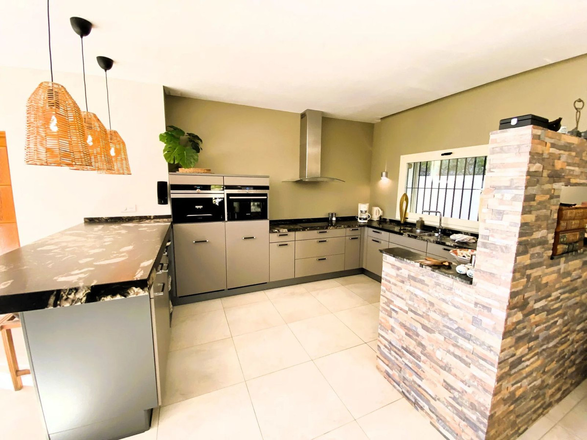 5 Bed Townhouse for sale in Busot Costa Blanca, Alicante, Spain