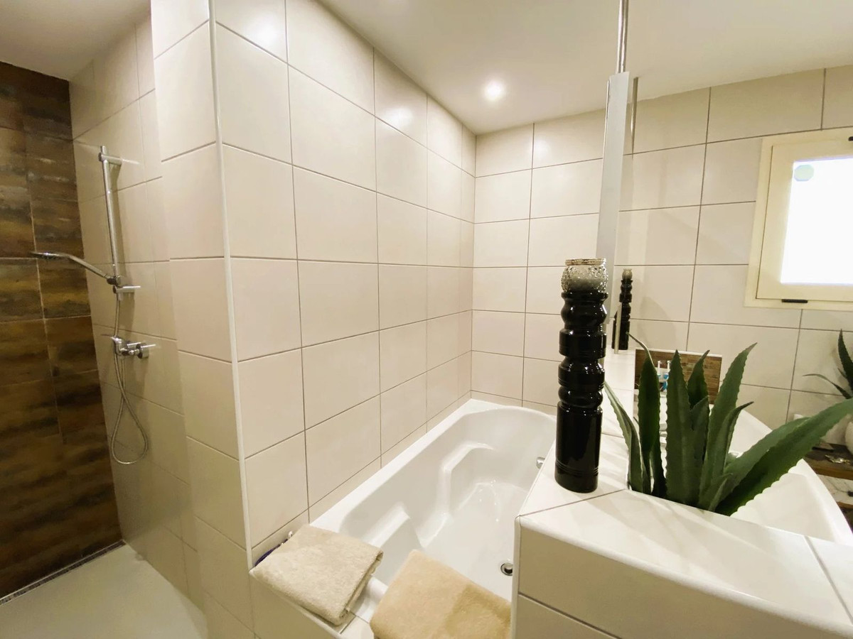 5 Bed Townhouse for sale in Busot Costa Blanca, Alicante, Spain