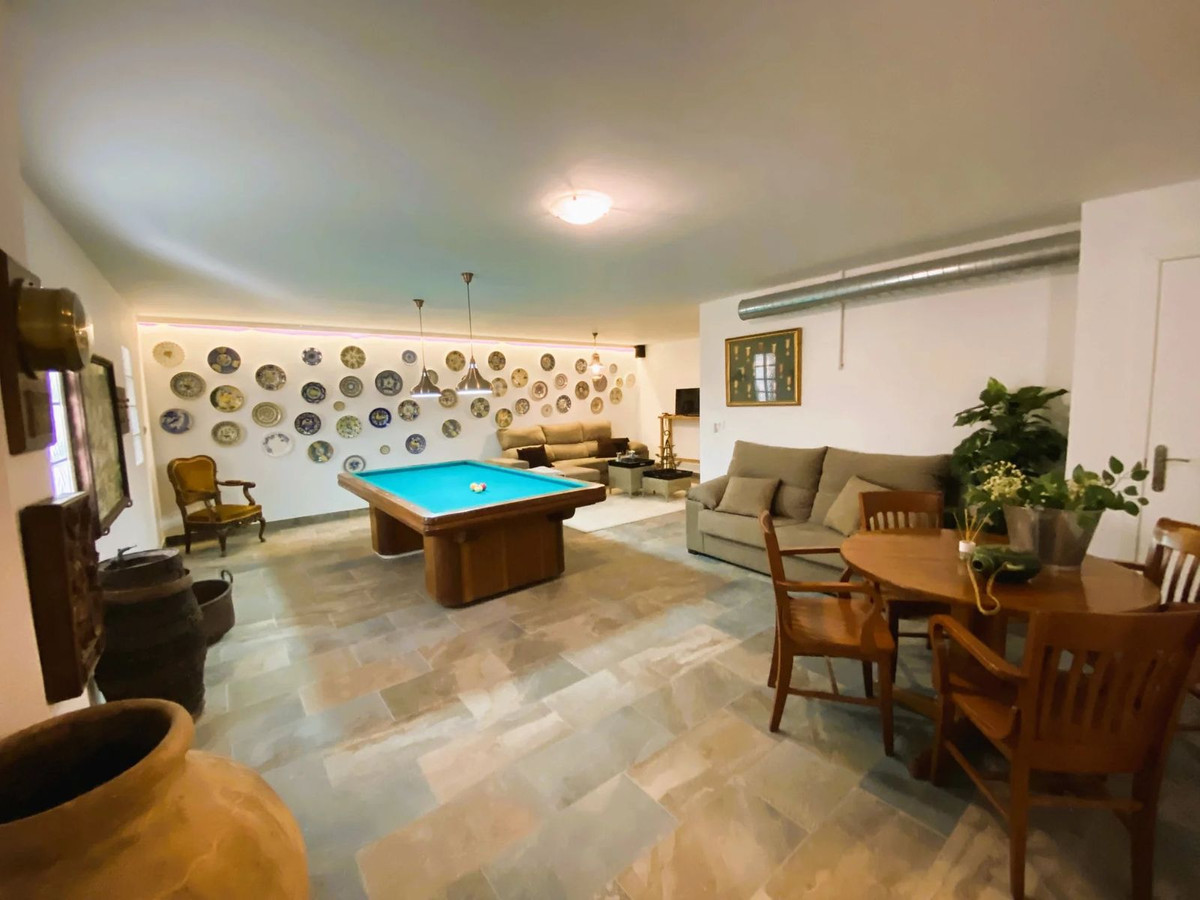 5 Bed Townhouse for sale in Busot Costa Blanca, Alicante, Spain