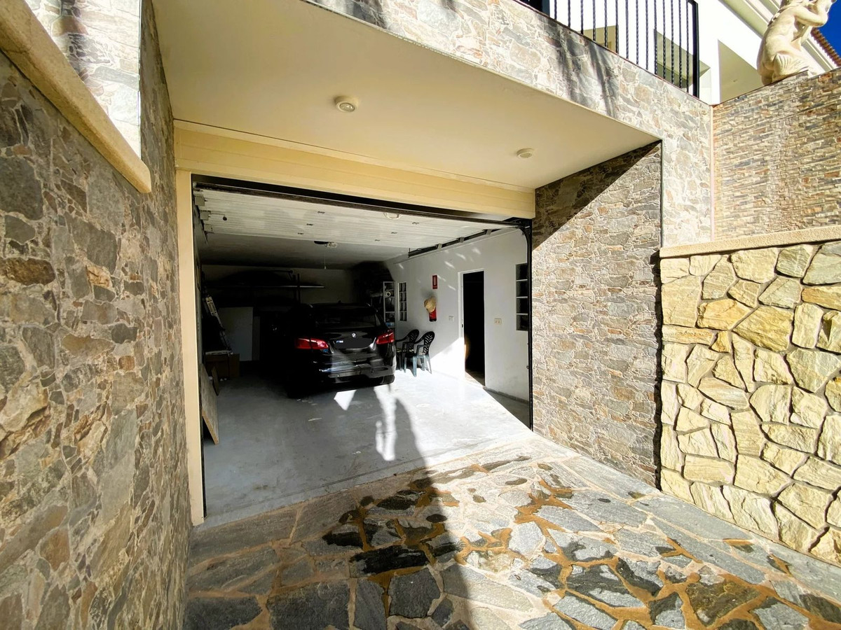 5 Bed Townhouse for sale in Busot Costa Blanca, Alicante, Spain