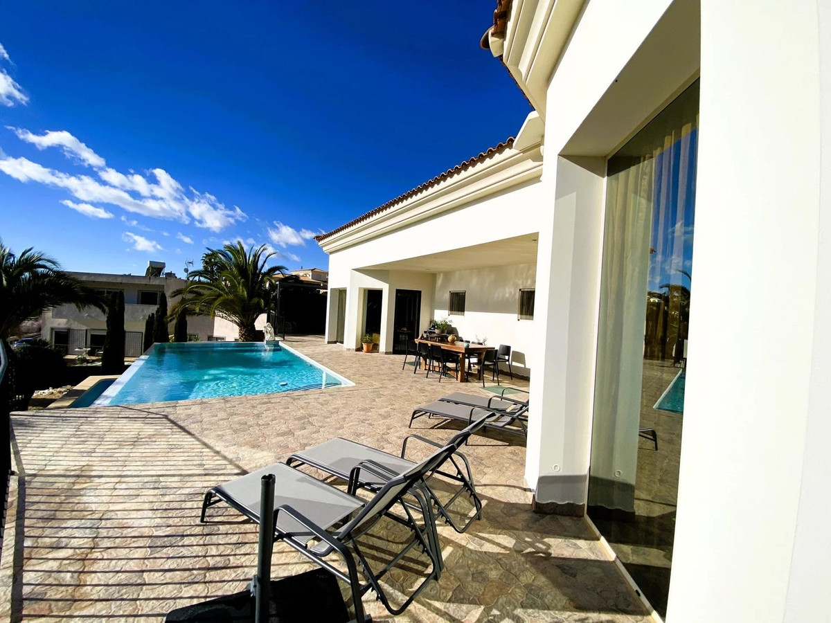 5 Bed Townhouse for sale in Busot Costa Blanca, Alicante, Spain