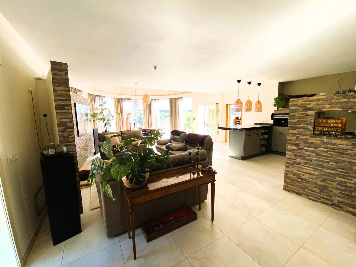 5 Bed Townhouse for sale in Busot Costa Blanca, Alicante, Spain