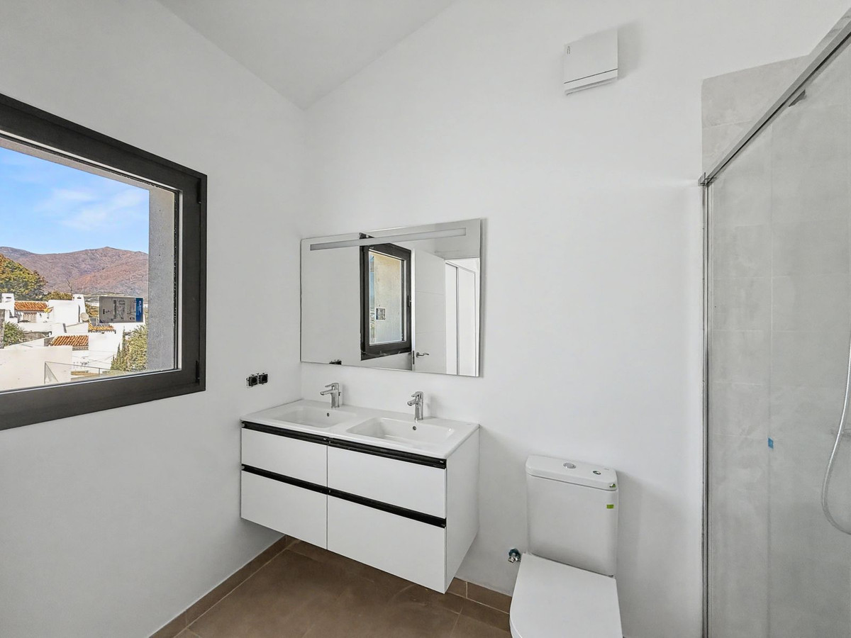 2 Bed Townhouse for sale in Estepona Costa Del Sol, Málaga, Spain