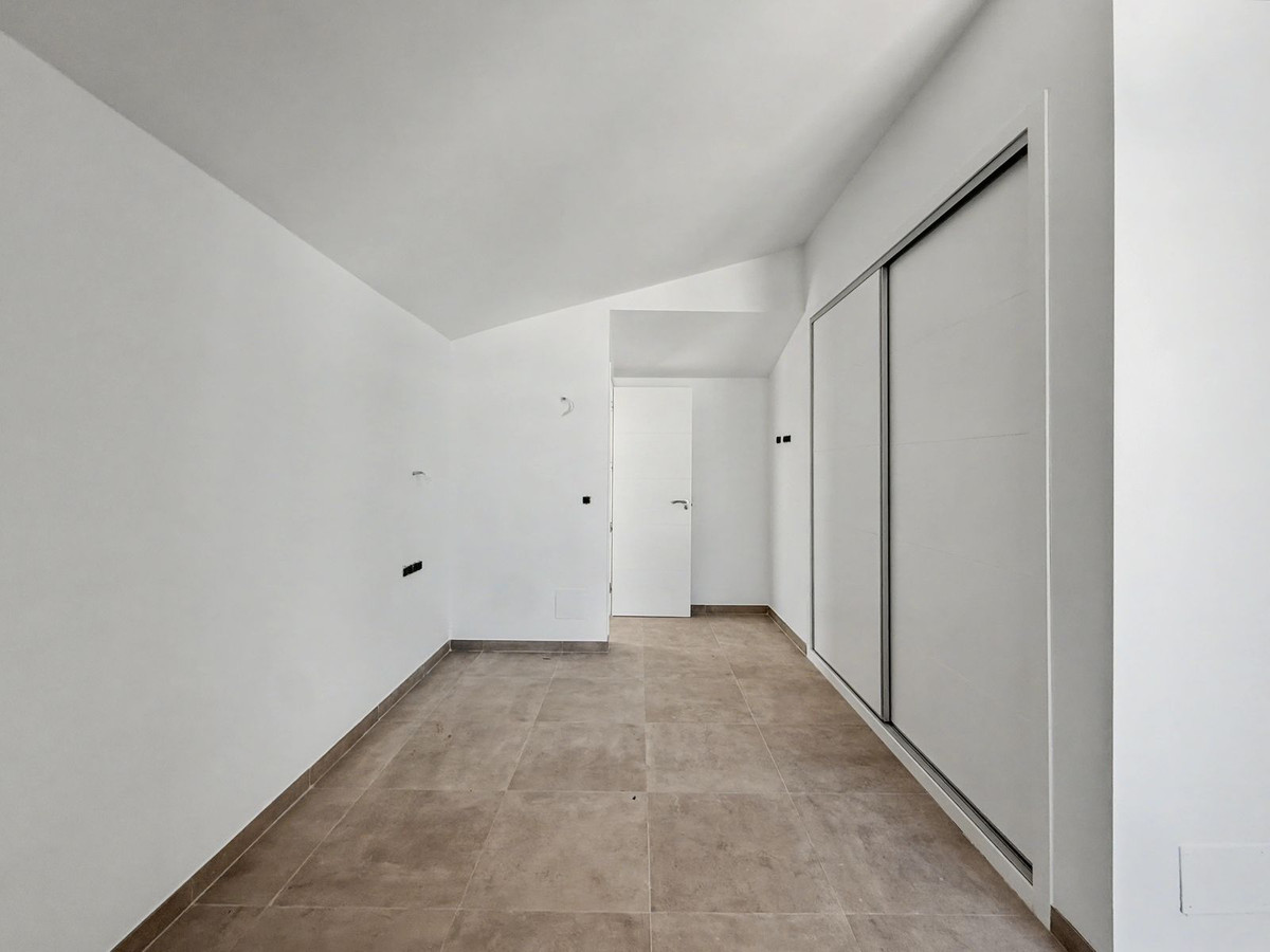 2 Bed Townhouse for sale in Estepona Costa Del Sol, Málaga, Spain