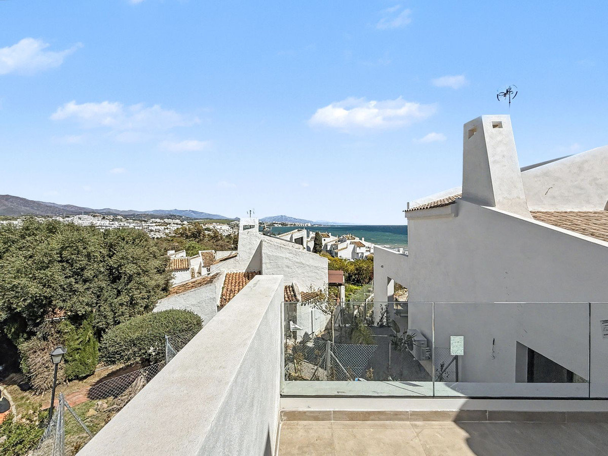 2 Bed Townhouse for sale in Estepona Costa Del Sol, Málaga, Spain