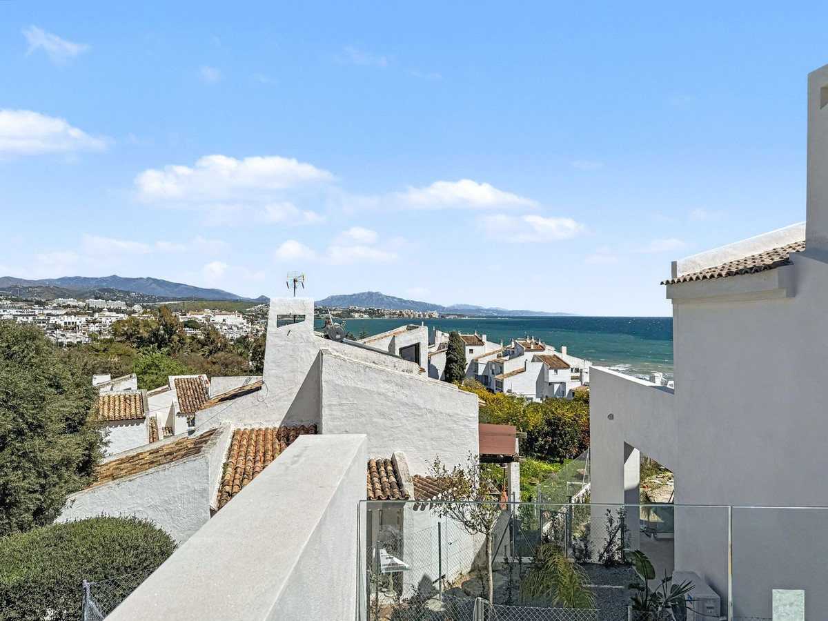 2 Bed Townhouse for sale in Estepona Costa Del Sol, Málaga, Spain