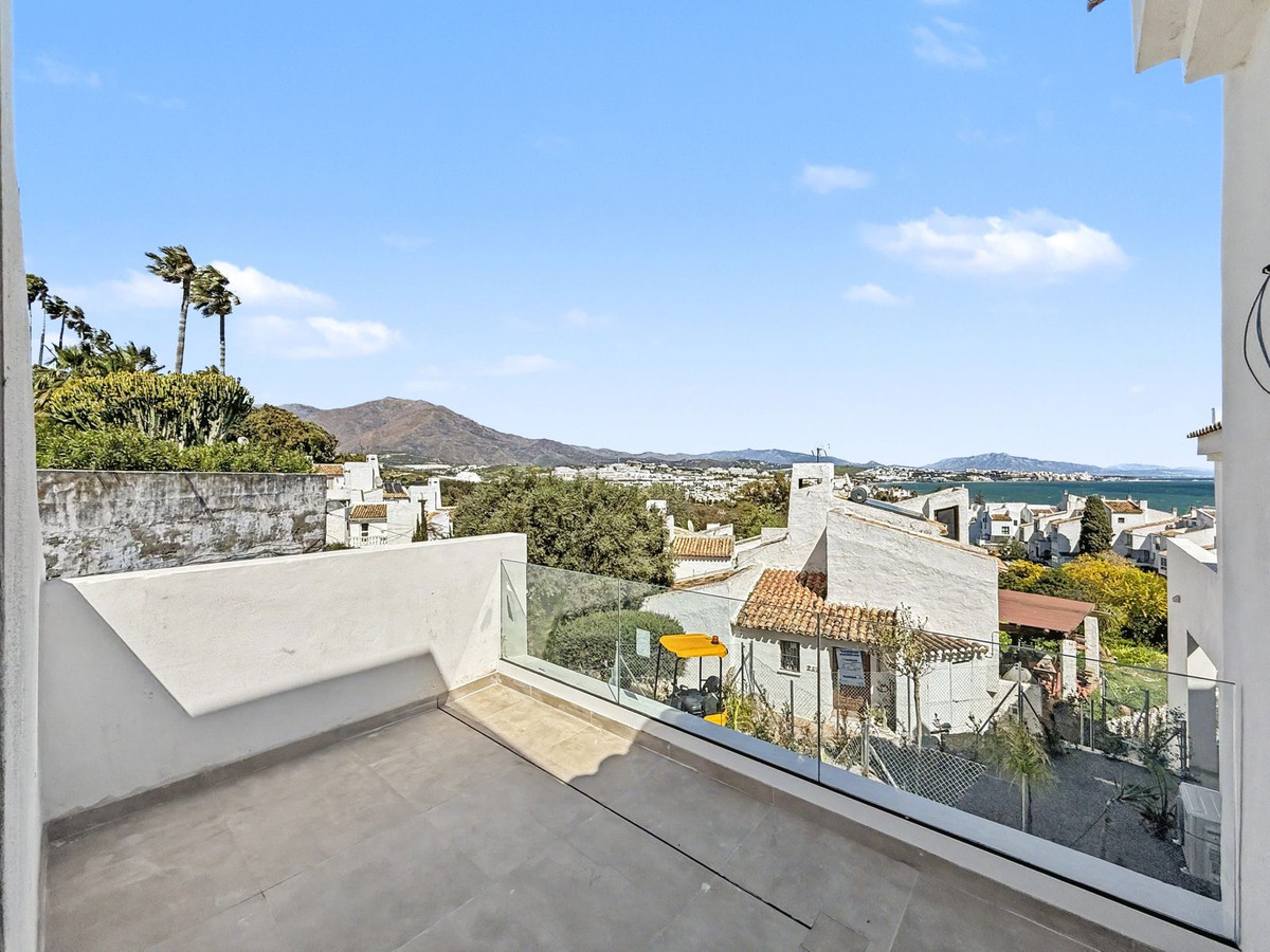 2 Bed Townhouse for sale in Estepona Costa Del Sol, Málaga, Spain