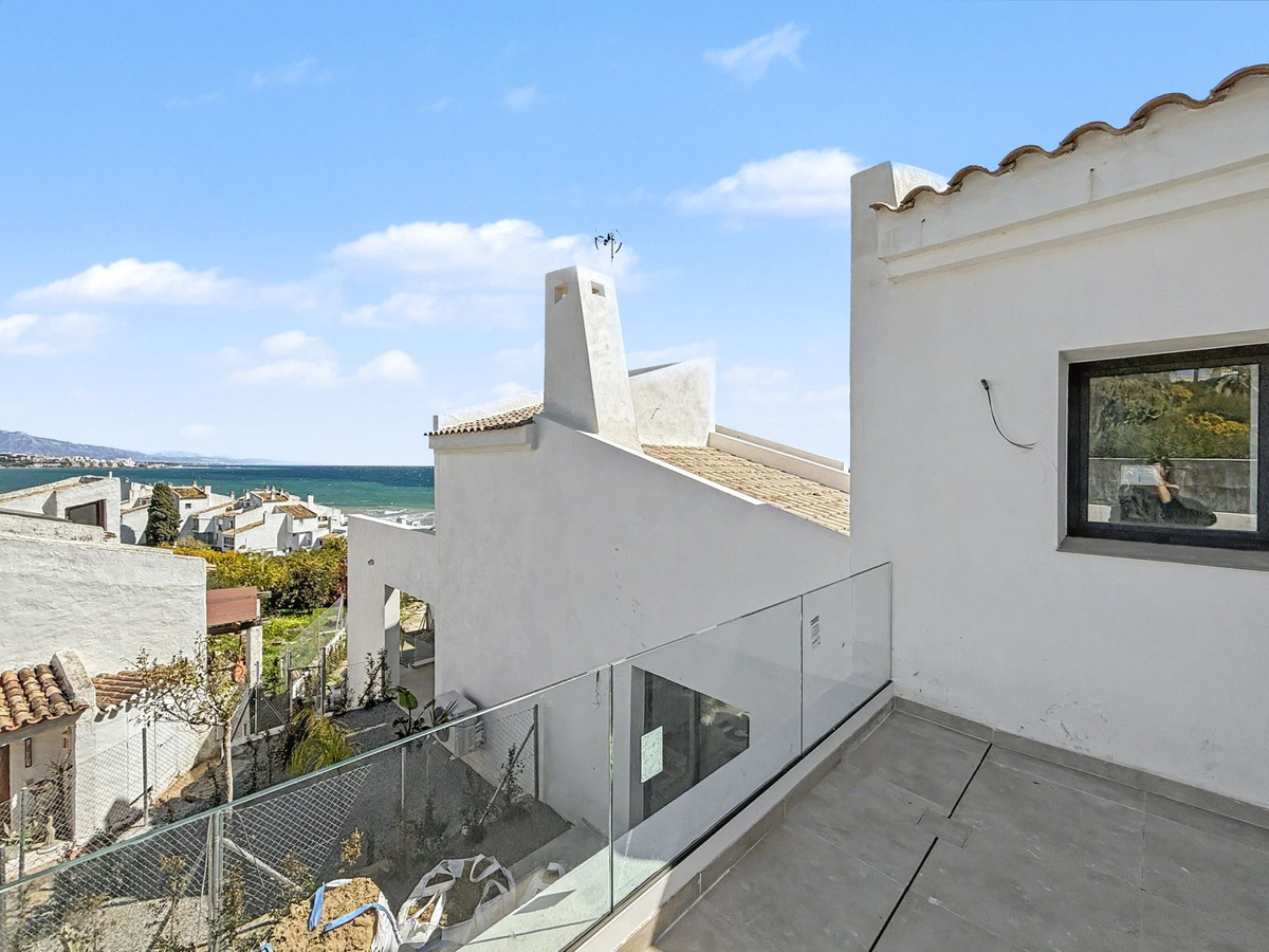2 Bed Townhouse for sale in Estepona Costa Del Sol, Málaga, Spain