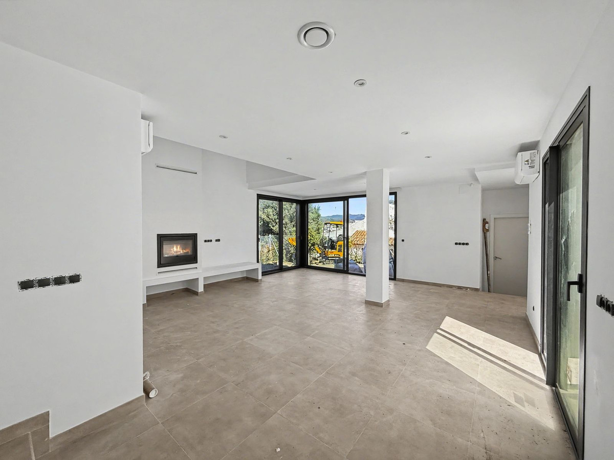 2 Bed Townhouse for sale in Estepona Costa Del Sol, Málaga, Spain