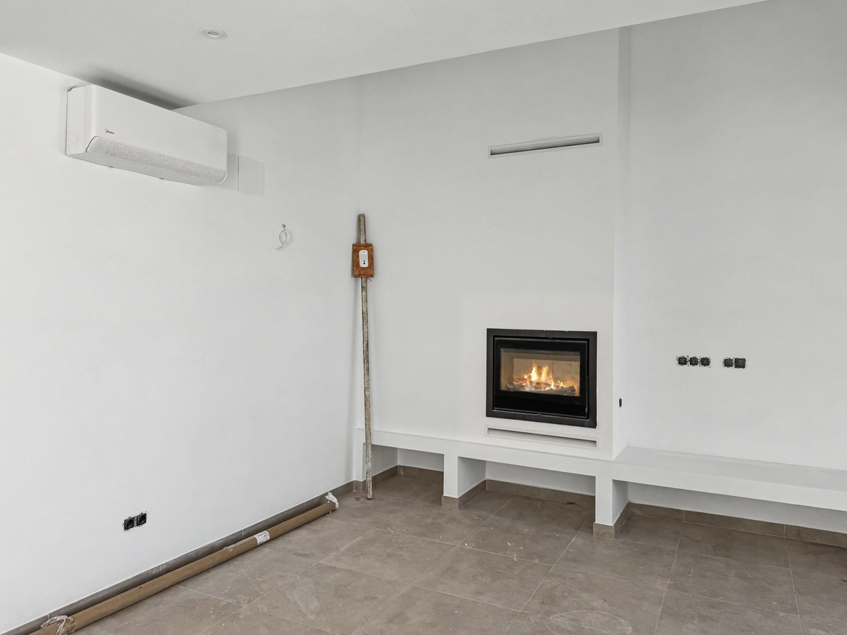 2 Bed Townhouse for sale in Estepona Costa Del Sol, Málaga, Spain