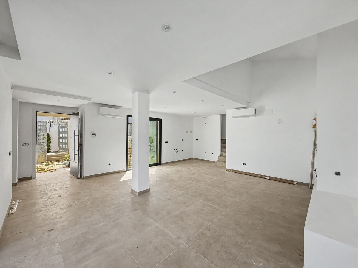 2 Bed Townhouse for sale in Estepona Costa Del Sol, Málaga, Spain