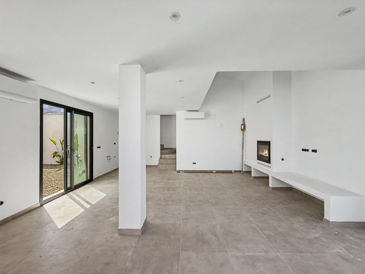 2 Bed Townhouse for sale in Estepona Costa Del Sol, Málaga, Spain