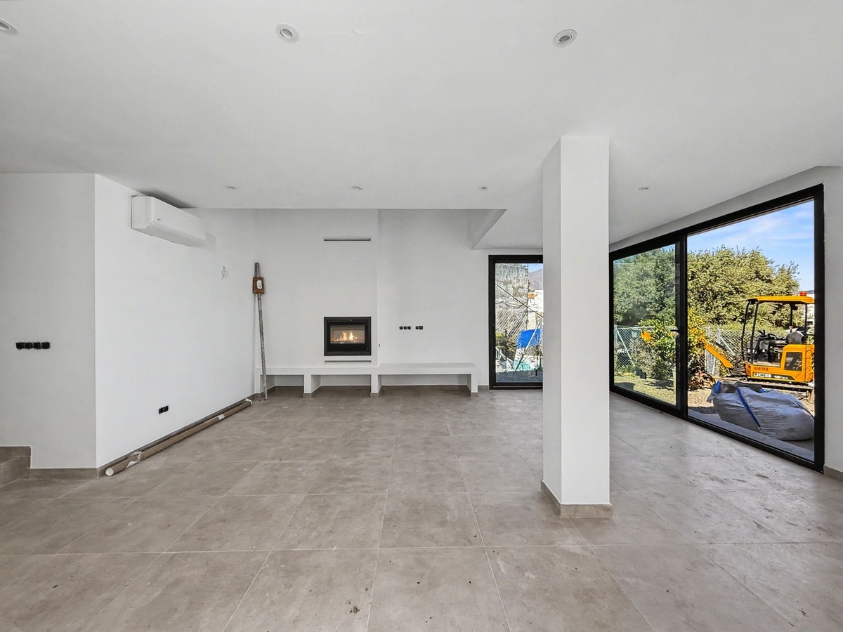 2 Bed Townhouse for sale in Estepona Costa Del Sol, Málaga, Spain