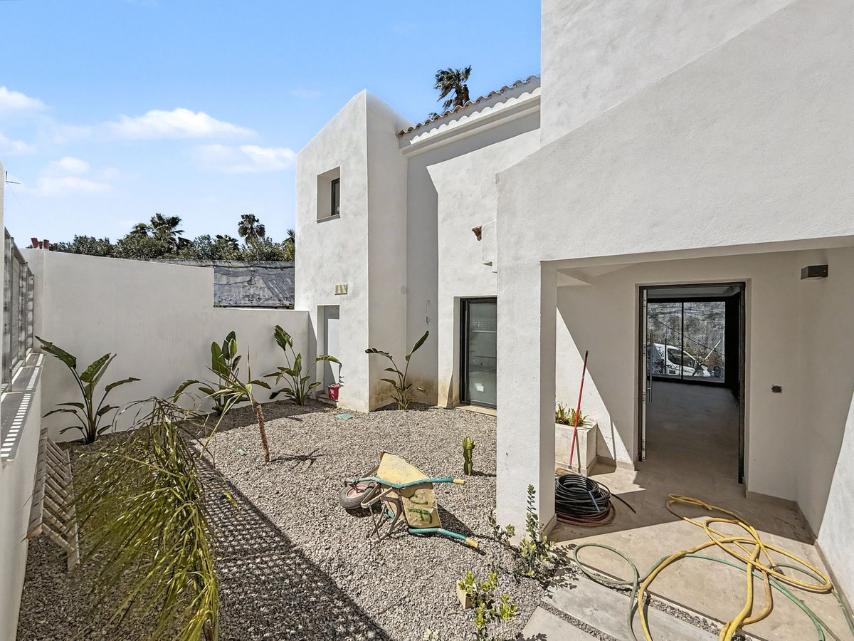 2 Bed Townhouse for sale in Estepona Costa Del Sol, Málaga, Spain
