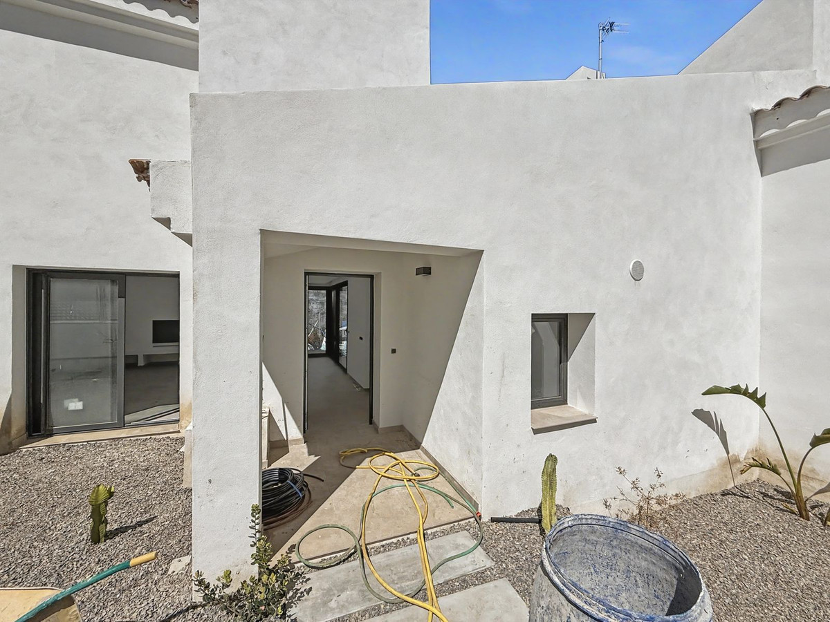 2 Bed Townhouse for sale in Estepona Costa Del Sol, Málaga, Spain