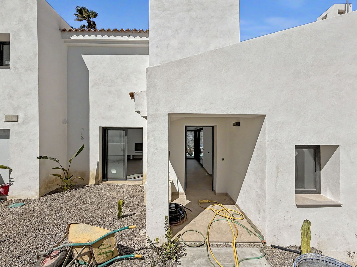 2 Bed Townhouse for sale in Estepona Costa Del Sol, Málaga, Spain