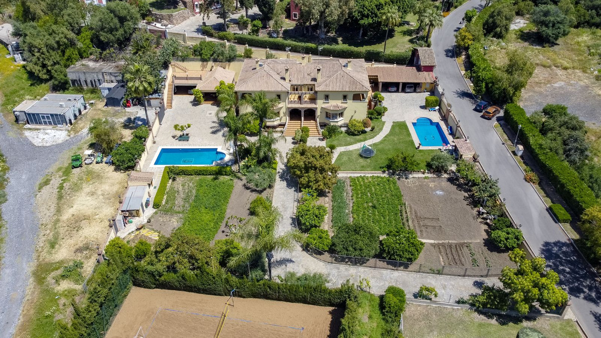10 Bed Townhouse for sale in La Quinta Costa Del Sol, Málaga, Spain