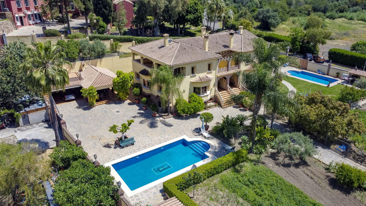 10 Bed Townhouse for sale in La Quinta Costa Del Sol, Málaga, Spain
