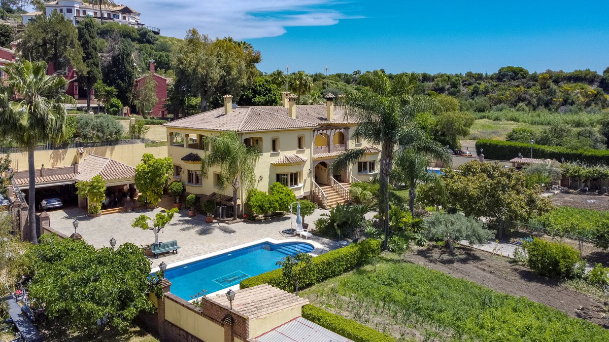 10 Bed Townhouse for sale in La Quinta Costa Del Sol, Málaga, Spain
