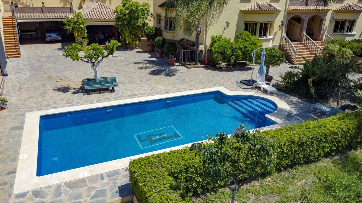 10 Bed Townhouse for sale in La Quinta Costa Del Sol, Málaga, Spain