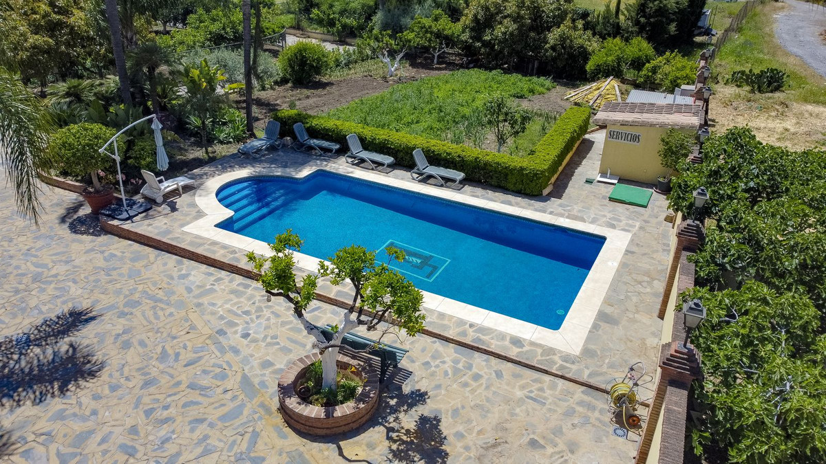 10 Bed Townhouse for sale in La Quinta Costa Del Sol, Málaga, Spain