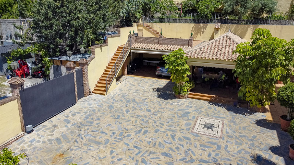 10 Bed Townhouse for sale in La Quinta Costa Del Sol, Málaga, Spain