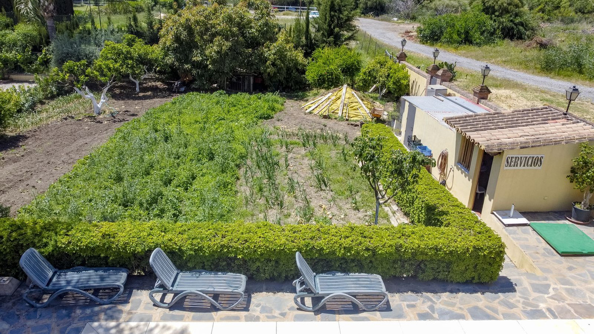 10 Bed Townhouse for sale in La Quinta Costa Del Sol, Málaga, Spain