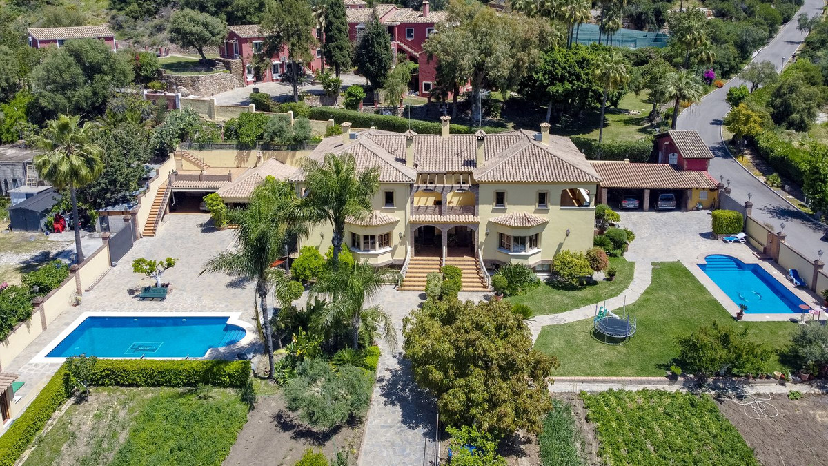10 Bed Townhouse for sale in La Quinta Costa Del Sol, Málaga, Spain