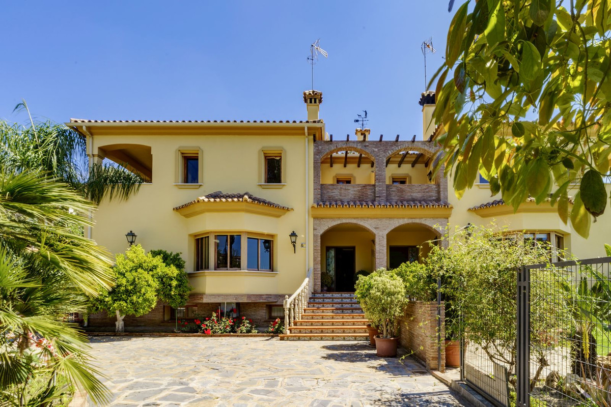 10 Bed Townhouse for sale in La Quinta Costa Del Sol, Málaga, Spain