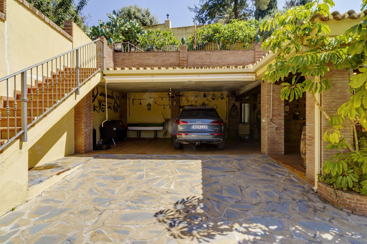 10 Bed Townhouse for sale in La Quinta Costa Del Sol, Málaga, Spain