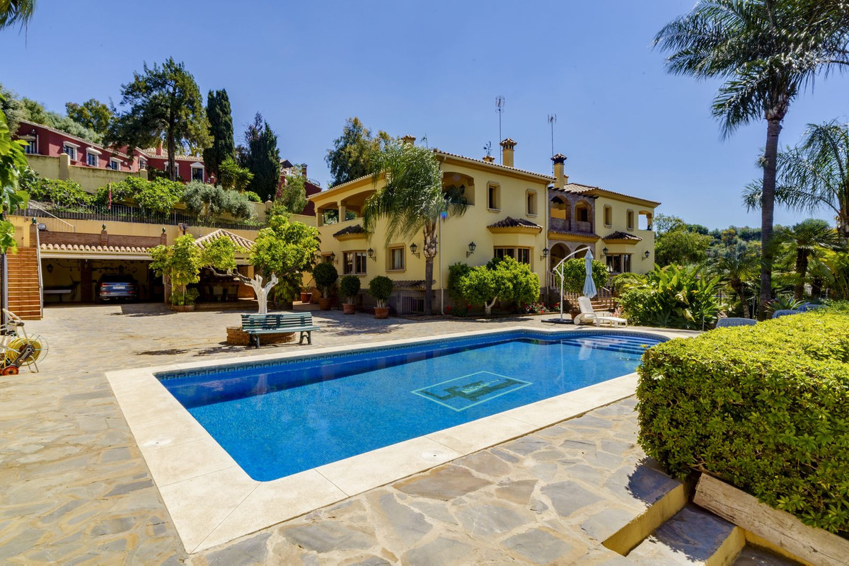 10 Bed Townhouse for sale in La Quinta Costa Del Sol, Málaga, Spain