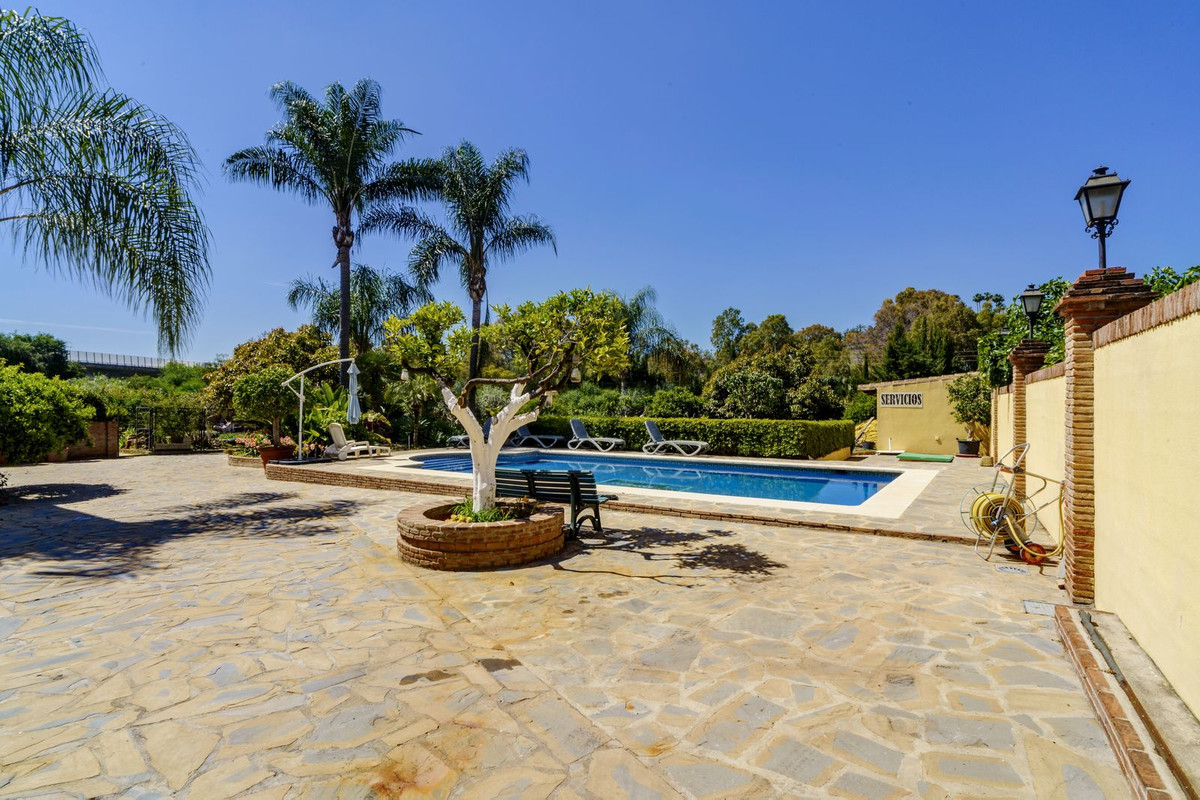 10 Bed Townhouse for sale in La Quinta Costa Del Sol, Málaga, Spain