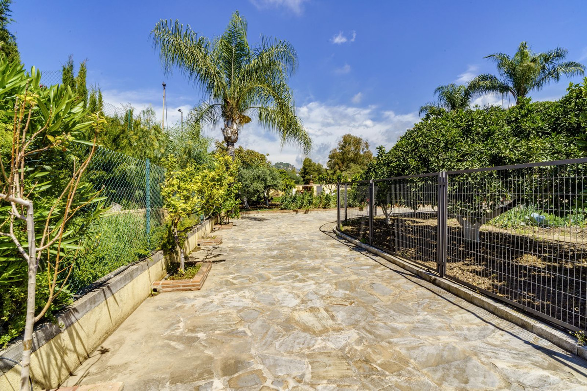 10 Bed Townhouse for sale in La Quinta Costa Del Sol, Málaga, Spain